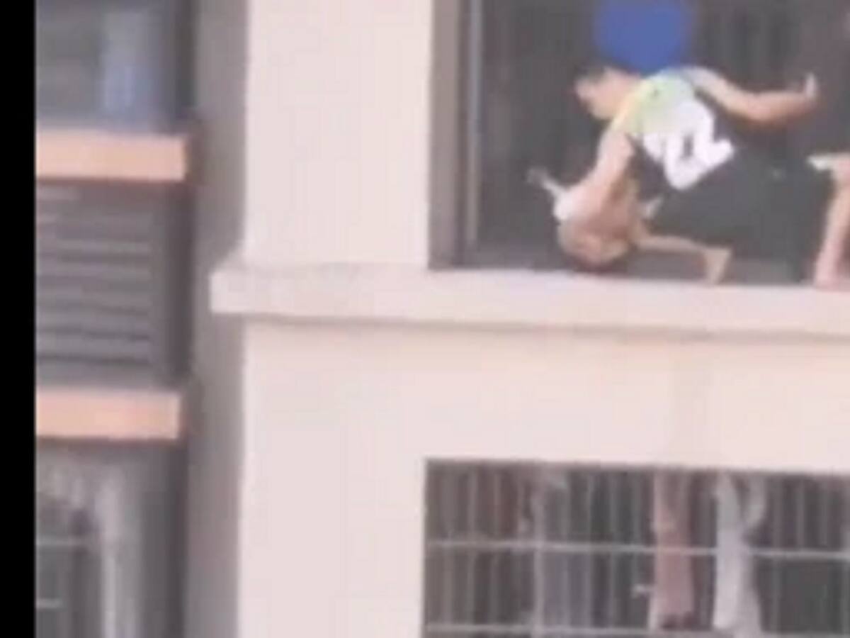 Video: Así hombre salvó a bebé de caer de un séptimo piso