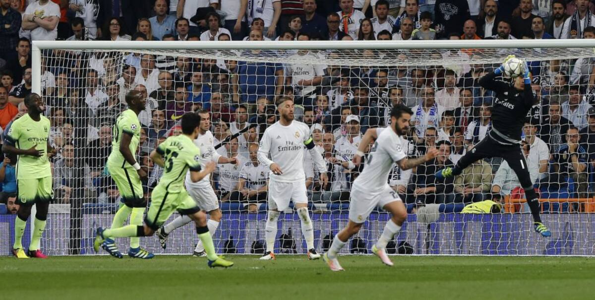 Keylor Navas no recibió goles en su estadio durante toda la Liga de Campeones. El costarricense controla un balón y prepara la salida.