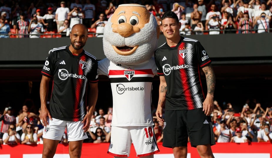 Lucas Moura y James Rodríguez durante su presentación como jugadores de Sao Paulo (Photo by Miguel Schincariol/Getty Images)