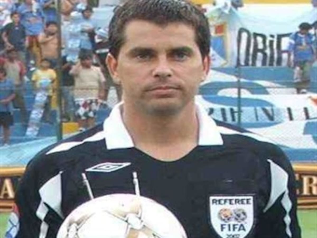 Detienen en Santiago al árbitro peruano que debía dirigir Unión Española-La Equidad