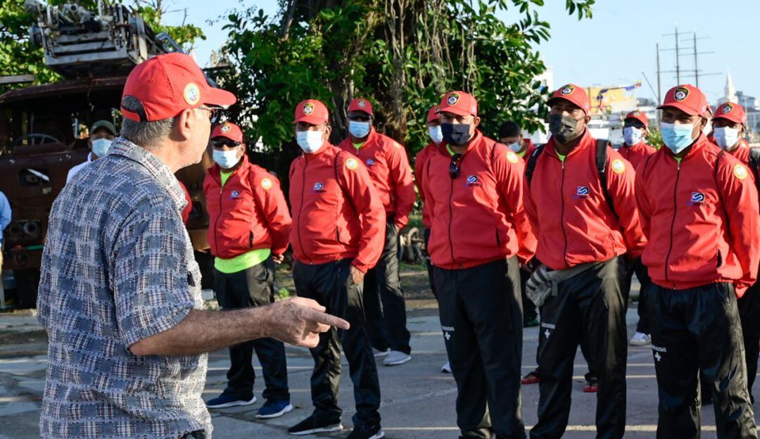 El alcalde Dau acompañó la firma de estos contratos, que por primera vez en la historia de la ciudad garantizan la continuidad de los 64 guardavidas