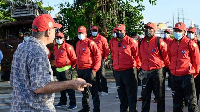 El alcalde Dau acompañó la firma de estos contratos, que por primera vez en la historia de la ciudad garantizan la continuidad de los 64 guardavidas