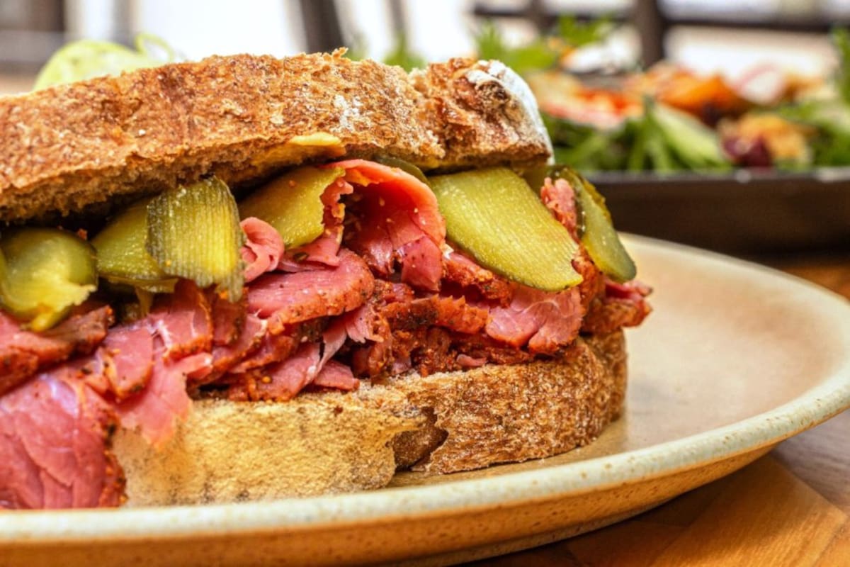 Dentro de ese espectacular espacio está el Tentadero, plazoleta de comidas un lugar con los encantos de la arquitectura moderna, el buen gusto gastronómico y con una gran selección musical, allí está ubicado Bastión Bistró.