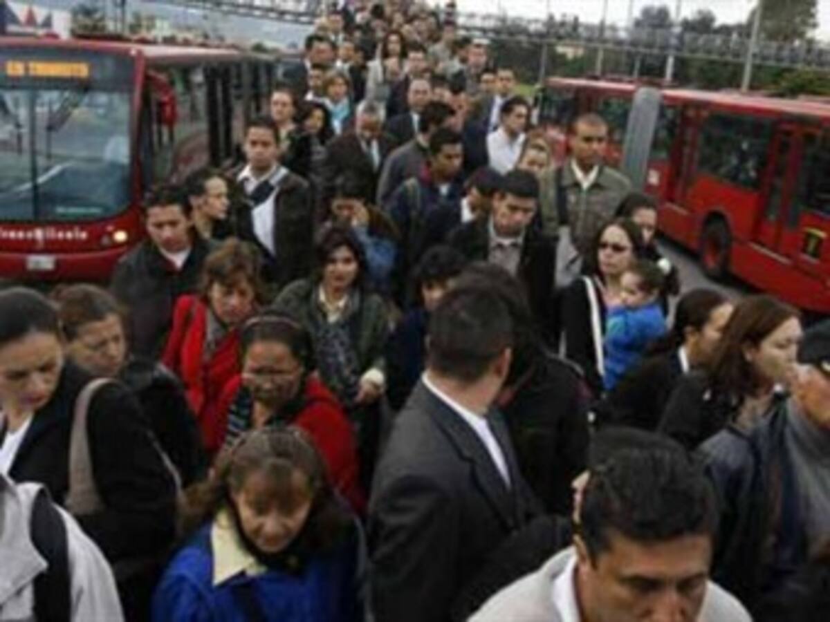 Funcionarios del Distrito entrarán una hora más temprano para disminuir congestión en Transmilenio