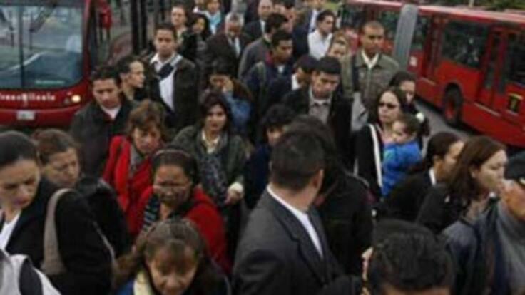 Funcionarios del Distrito entrarán una hora más temprano para disminuir congestión en Transmilenio