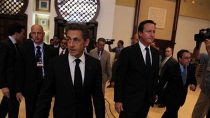 Nicolas Sarkozy y David Cameron en la plaza Tahrir en Bengasi