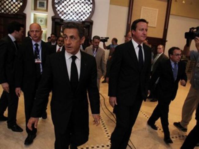 Nicolas Sarkozy y David Cameron en la plaza Tahrir en Bengasi