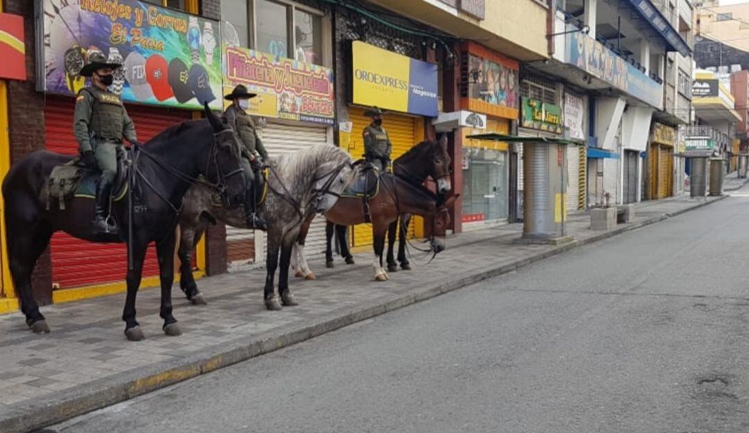 Los carabineros de la policía en patrullajes en el centro de Armenia