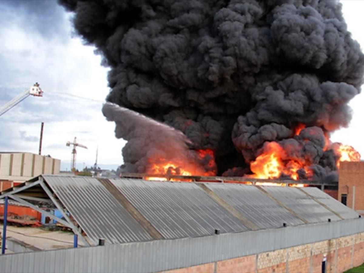 A incendio en Fontibón le falta un 20% para ser controlado en su totalidad