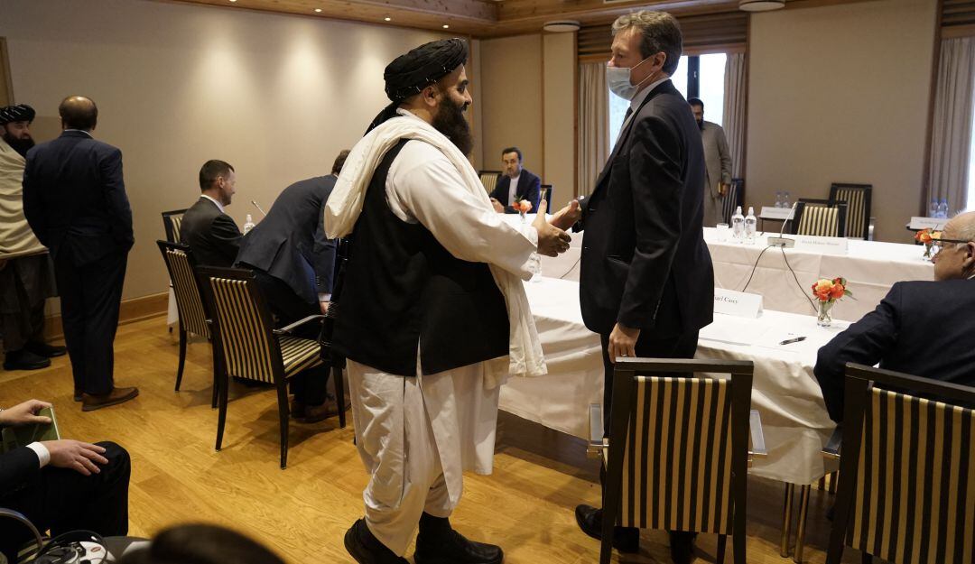 El representane británico con el canciller de los talibanes