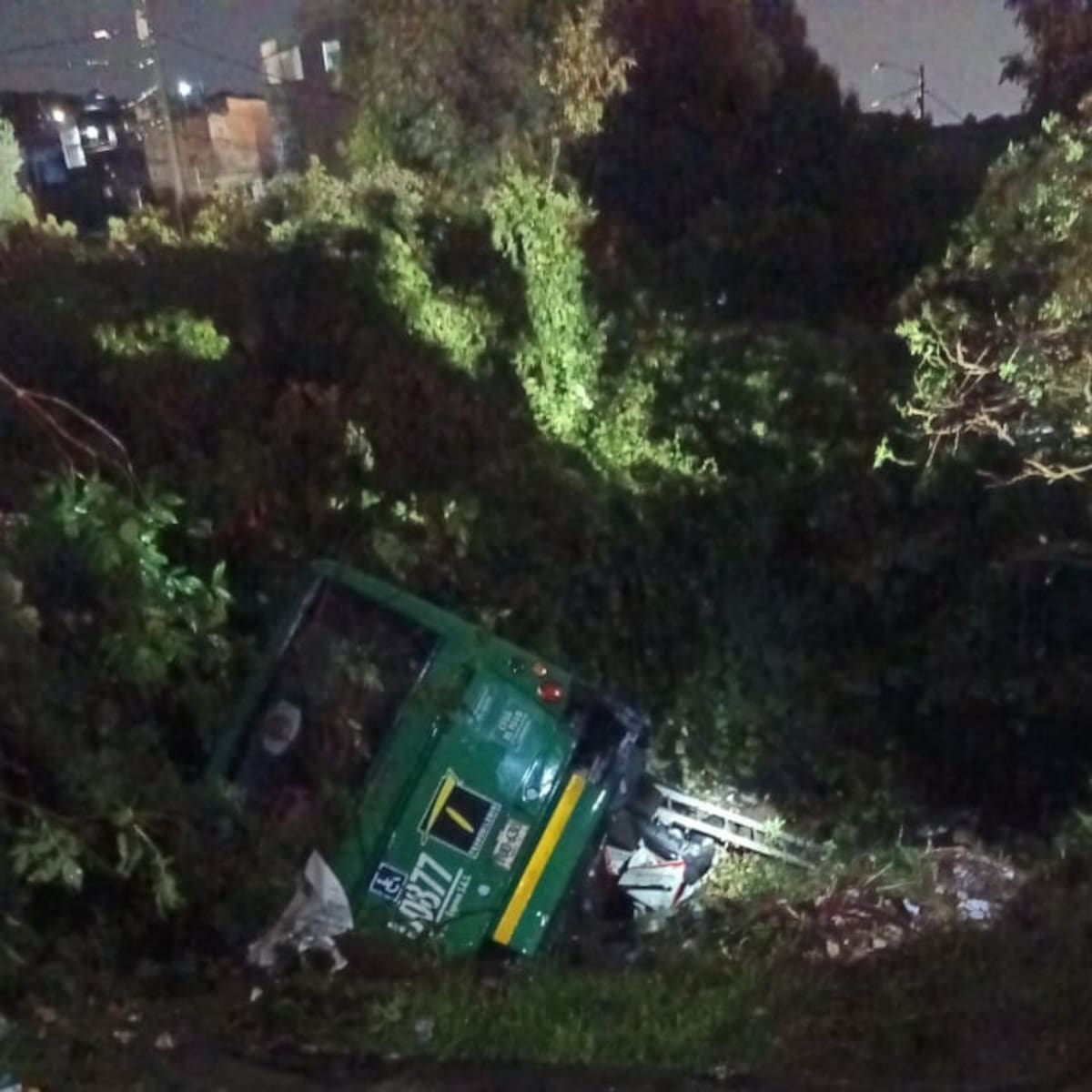 Bus alimentador de Transmilenio cayó por un barranco en Bogotá: no hay víctimas mortales
