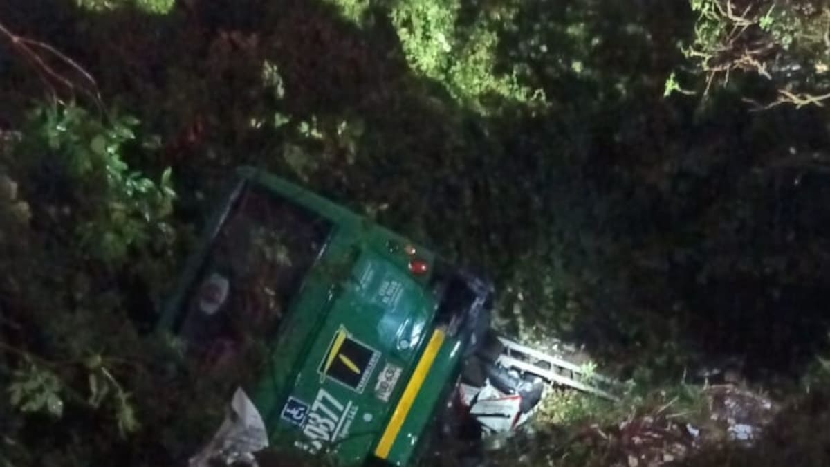 Bus alimentador de Transmilenio cayó por un barranco en Bogotá: no hay víctimas mortales