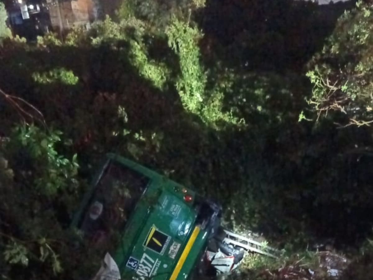 Bus alimentador de Transmilenio cayó por un barranco en Bogotá: no hay víctimas mortales