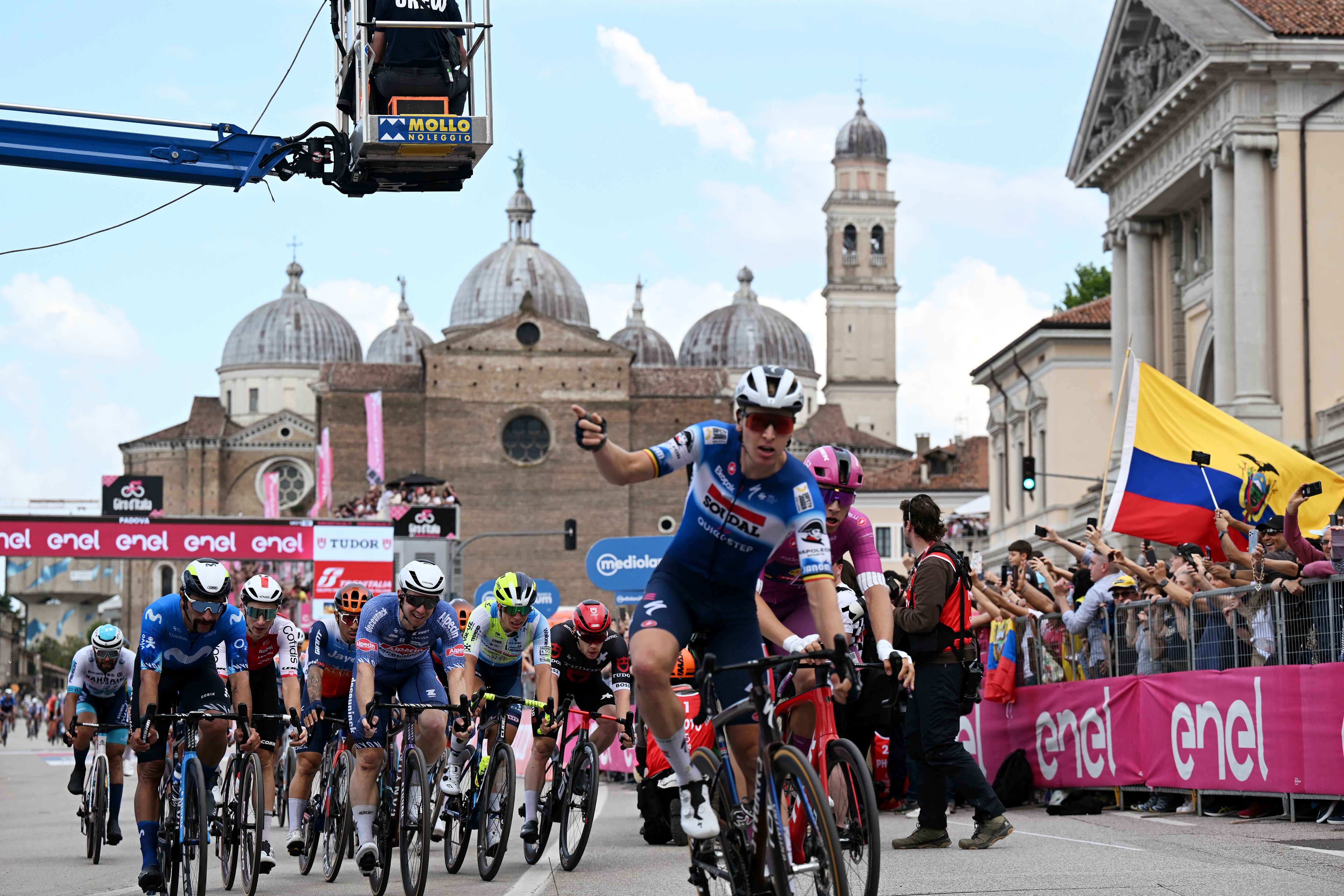 Tim Merlier celebra la victoria en la etapa 18 del Giro de Italia. (Photo by Tim de Waele/Getty Images)