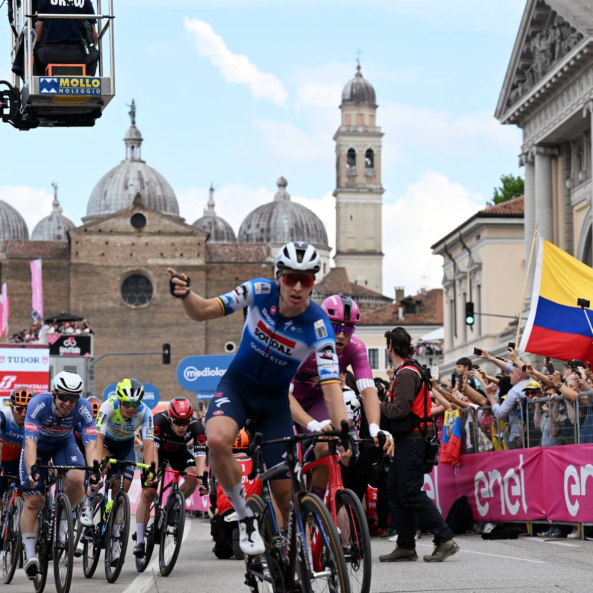 Fernando Gaviria terminó sexto en la etapa 18; Daniel Martínez sigue segundo en la general
