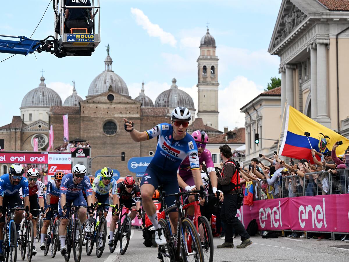 Fernando Gaviria terminó sexto en la etapa 18; Daniel Martínez sigue segundo en la general