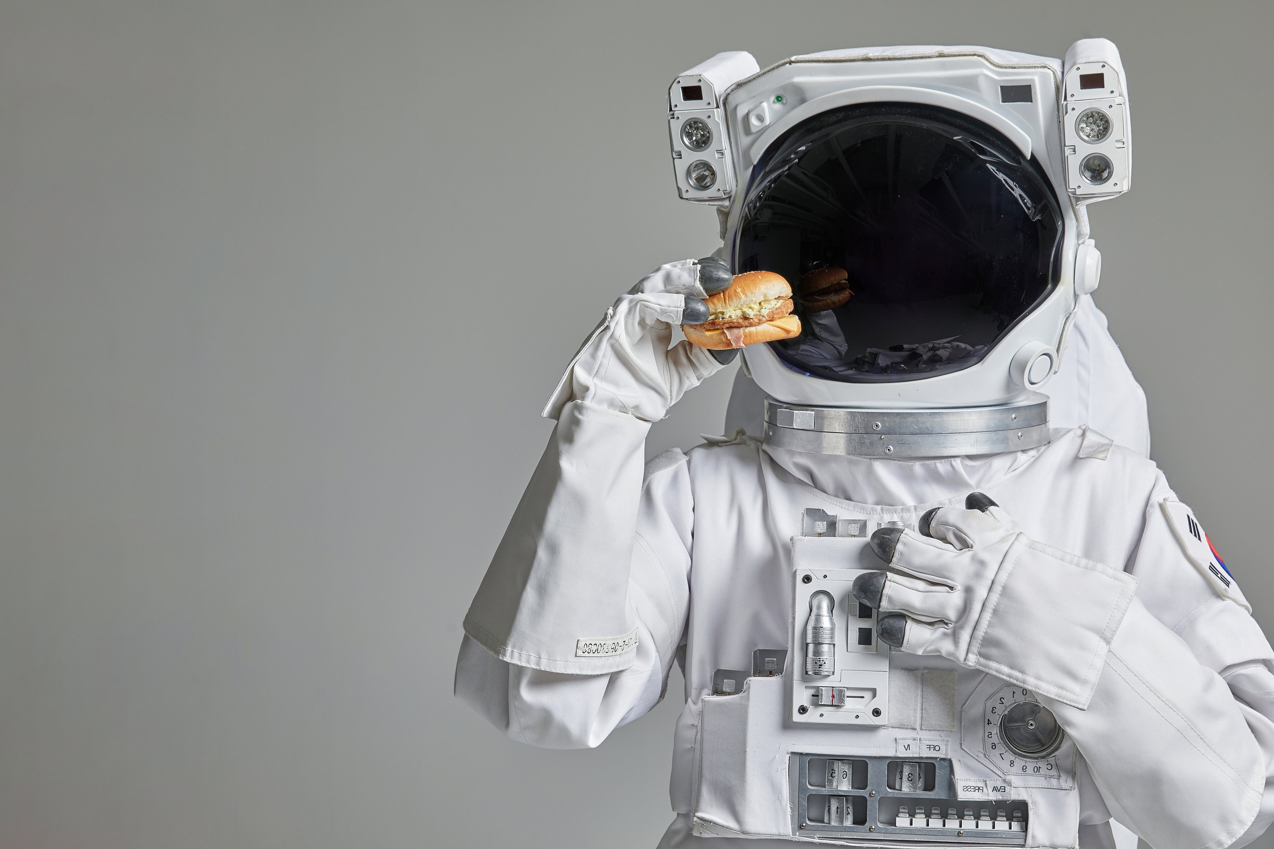 Primer caso de contrabando de comida en el espacio fue un sandwich de carne // Getty Images