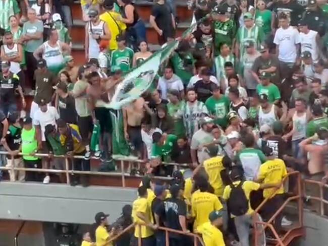 Hinchas de Nacional intentan invadir la cancha del Polideportivo Sur / Caracol Radio.