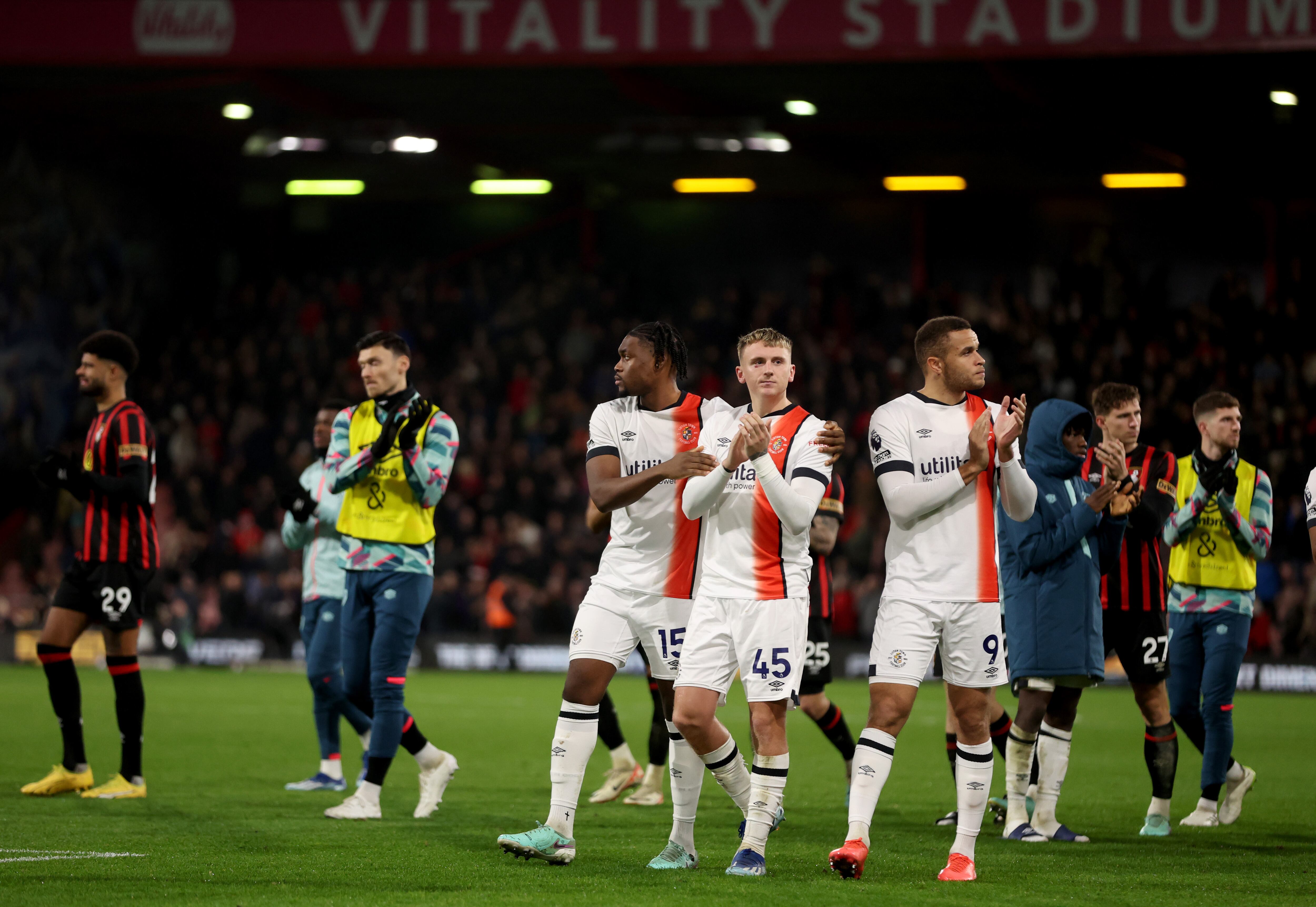 Jugadores del Luton Town y Bournemouth's aplaudiendo a los aficionados tras la suspensión del partido por la emergencia de Tom Lockyer. (Photo by Steven Paston/PA Images via Getty Images)