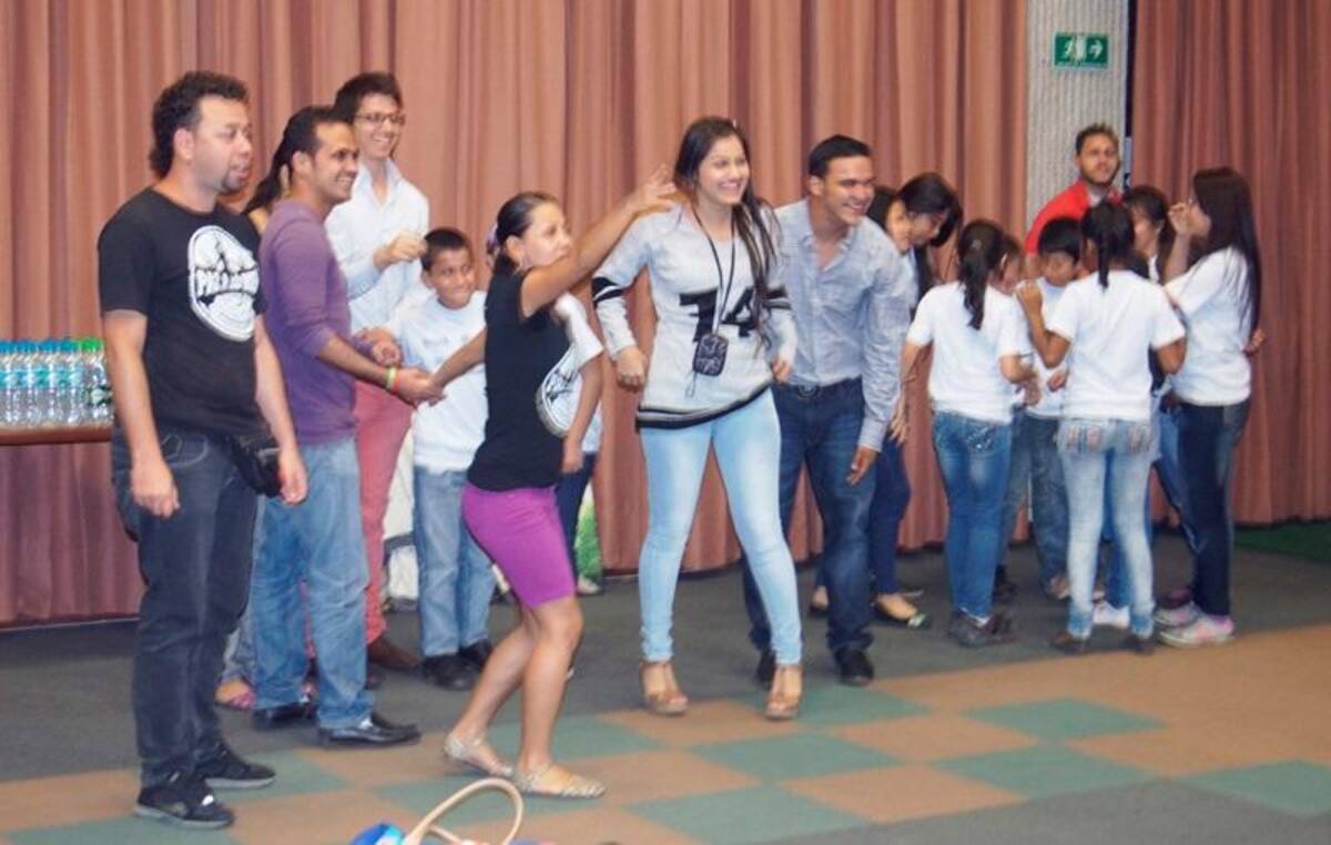 Tras realizar rondas y juegos para activar su energía, los jóvenes se dividieron en grupos, se presentaron ante los demás y dieron a conocer sus “poderes”.
