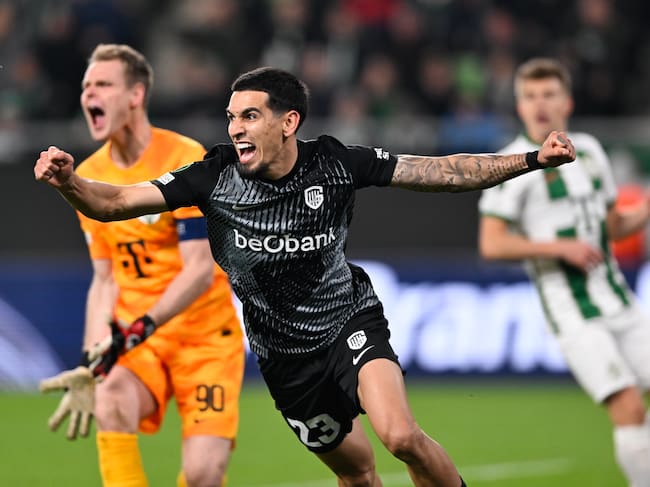 Daniel Muñoz festeja su tanto con el Genk. ( Photo by David Hagemann / Photonews via Getty Images)