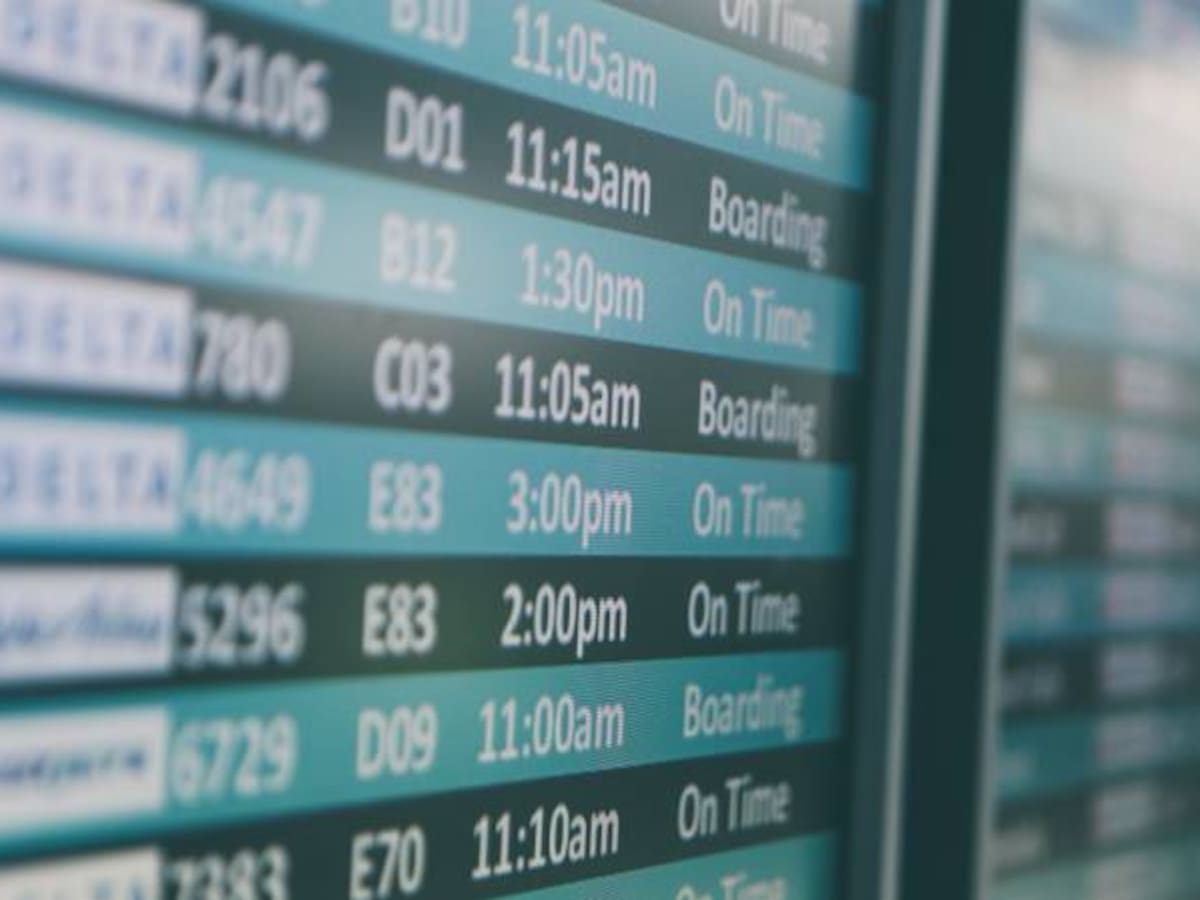 Mujer camina semidesnuda por aeropuerto