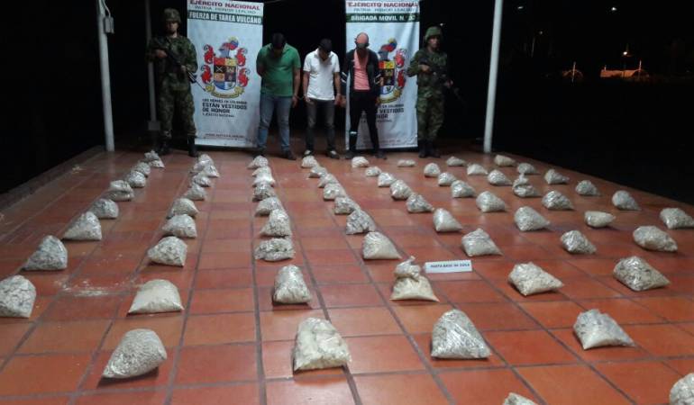 Capturados y droga decomisada.