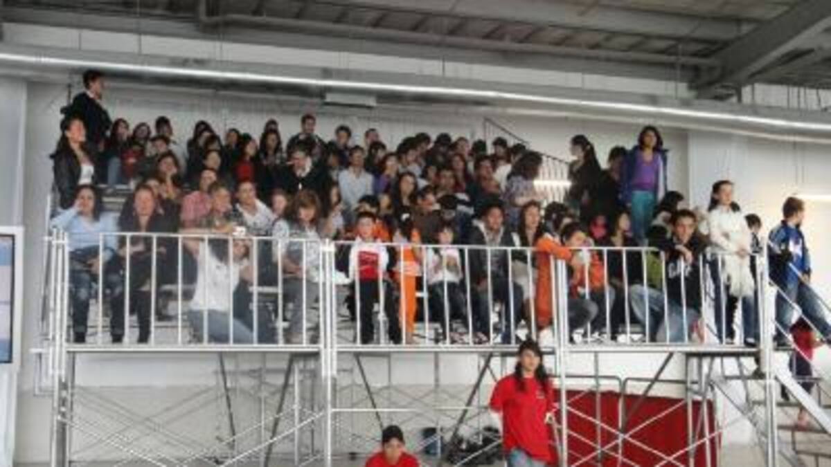 26 febrero. VEX Robotics Competition. El público estuvo conformado por padres de familia, profesores y compañeros de los participantes que apoyaron a los estudiantes a través de barras y aplausos.