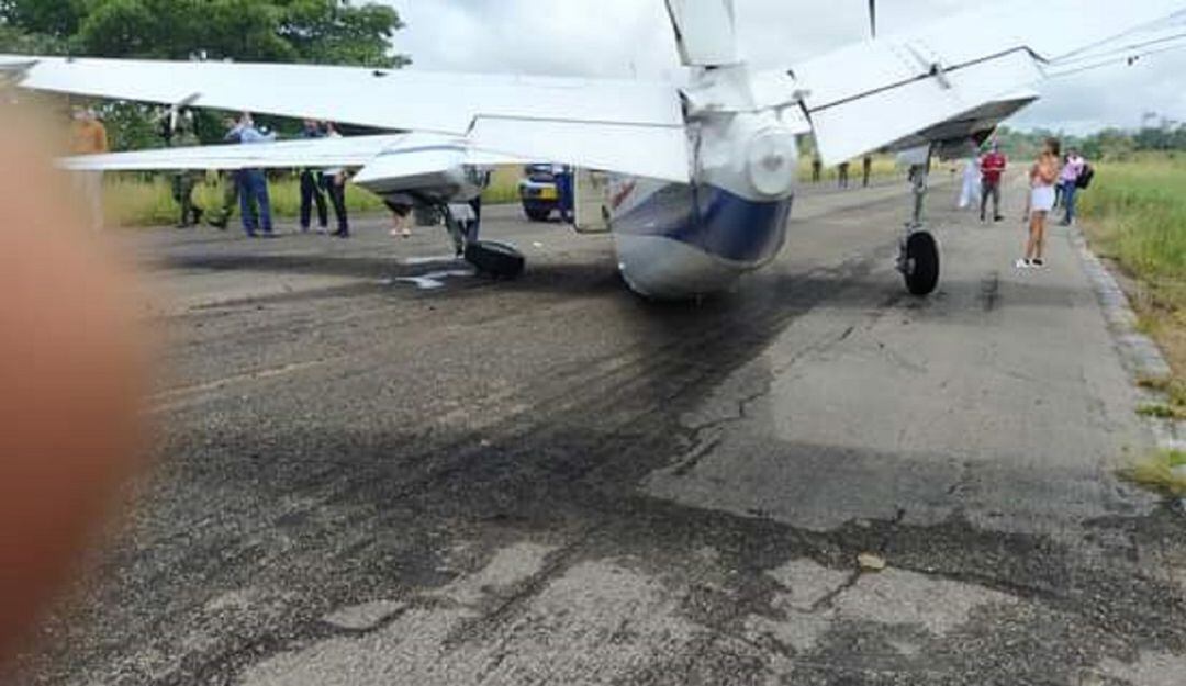 Los ocho ocupantes de la avioneta resultaron ilesos. La Aeronáutica Civil investiga lo sucedido