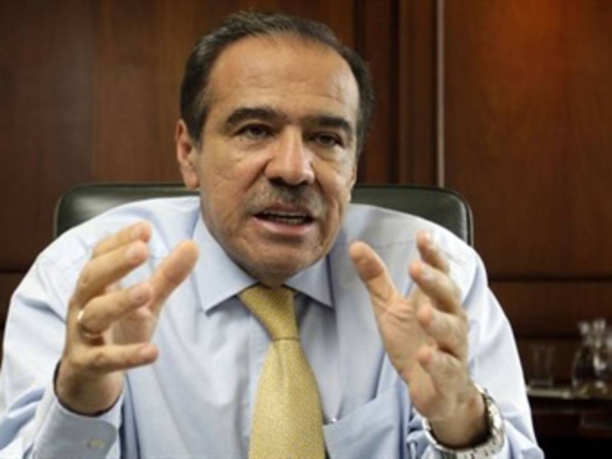 Contratos de la esposa le costaron el cargo al ministro de Transporte