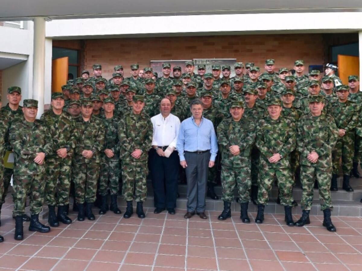 Propuesta de justicia transicional alterna del uribismo no da seguridad jurídica a los militares: Santos