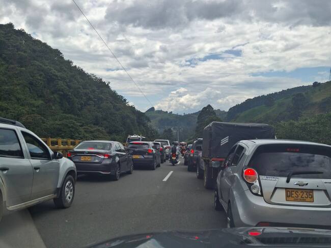 Congestión vial en el corredor Pacífico 1 en Amagá, Antioquia. Foto: @teorendono