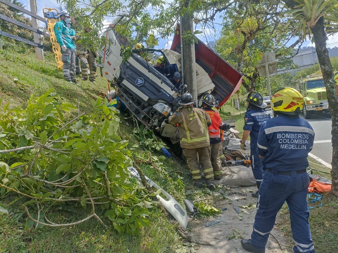 Furgón colisiona contra poste en Medellín. Cortesía: Alcaldía de Medellín