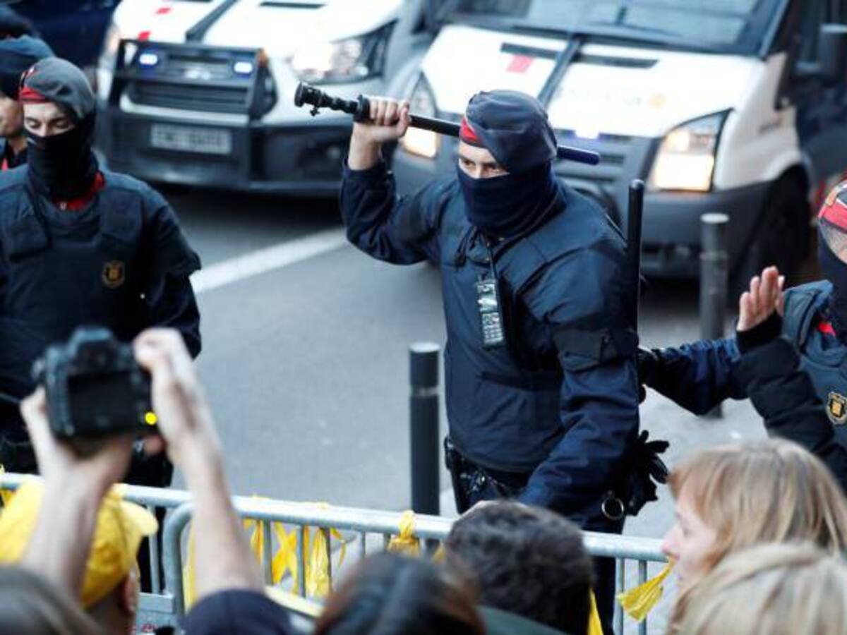 Tensión entre Mossos y manifestantes ante la llegada del rey Felipe VI