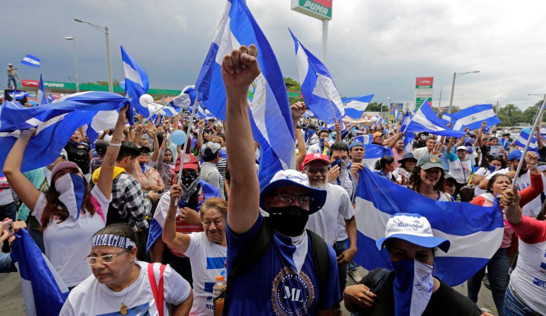 Nicaragüenses marchando en rechazo a las medidas de Daniel Ortega contra la manifestación pacífica.