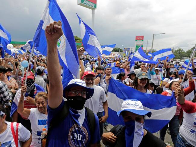 Nicaragüenses marchando en rechazo a las medidas de Daniel Ortega contra la manifestación pacífica.