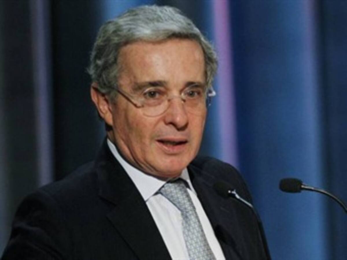 Advertencias de Venezuela por reunión Santos-Capriles son propias de una dictadura: Uribe