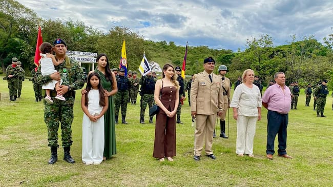 Mayor Anderson Hernán Castañeda García entregó oficialmente el comando de la unidad al mayor Juan Antonio Alsina Ortiz. Foto Novena Brigada