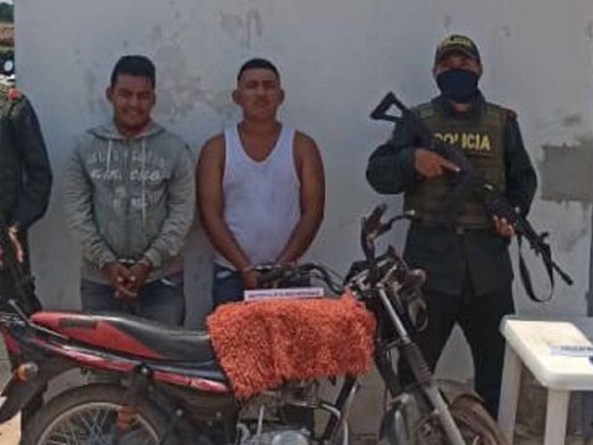 Dos presuntos delincuentes capturados por hurtar una moto en Bolívar