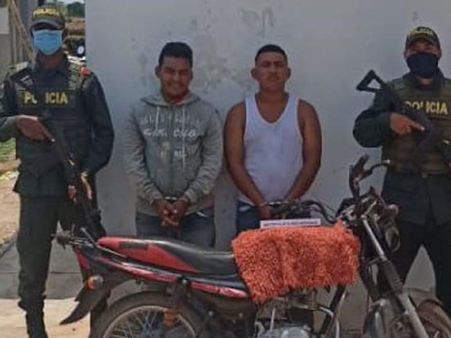 Dos presuntos delincuentes capturados por hurtar una moto en Bolívar