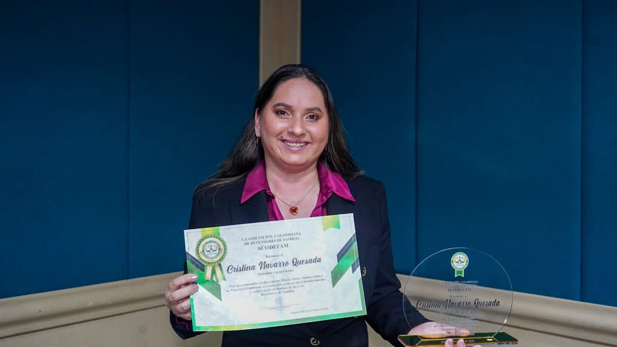 Cristina Navarro, editora de 6AM W de Caracol Radio, recibió el premio de periodismo Acodefam 2026