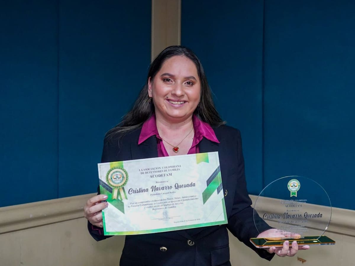 Cristina Navarro, editora de 6AM W de Caracol Radio, recibió el premio de periodismo Acodefam 2026