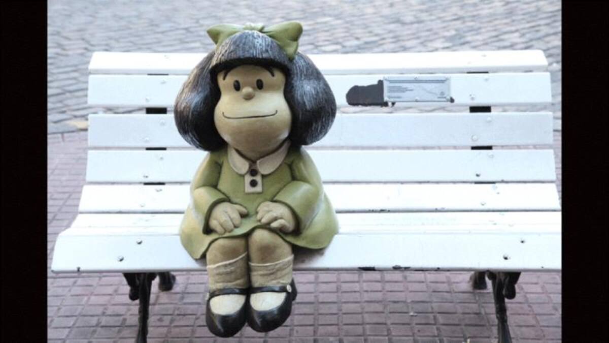 Sentada en un banco de plaza en la popular esquina de Defensa y Chile, Mafalda abre el recorrido. La niña reflexiva e idealista creada por Quino aparece como el personaje favorito del Paseo y es una de las más fotografiadas.