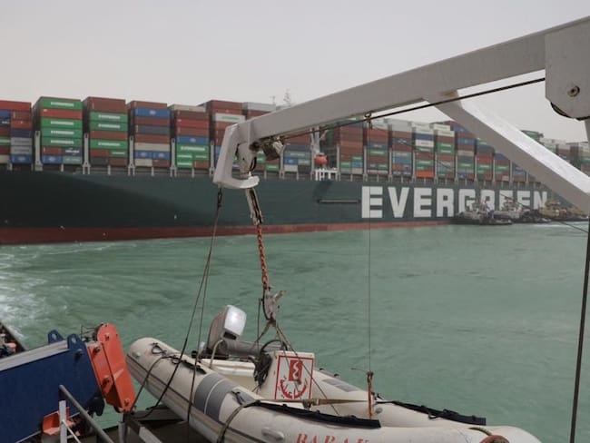 Labores en el Canal de Suez para liberar el barco Ever Given 