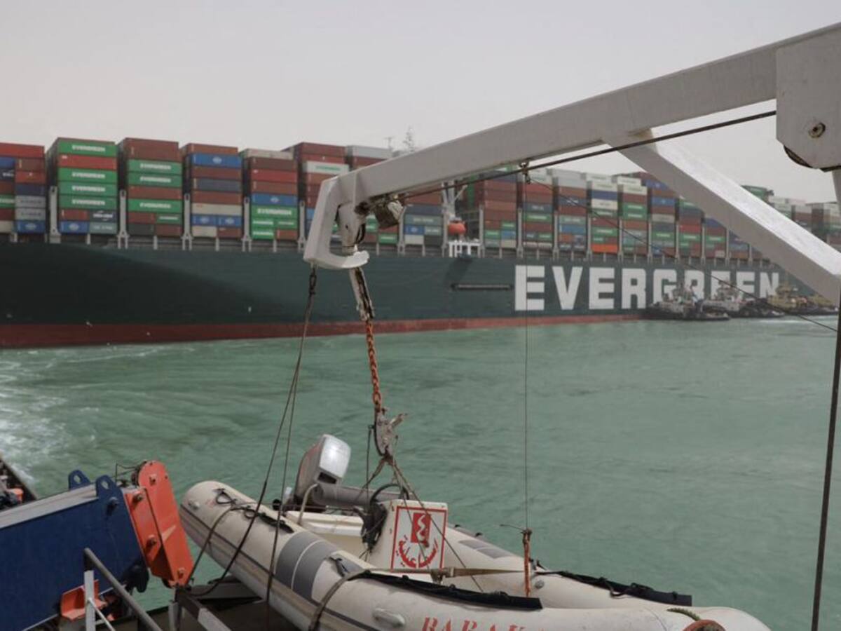 Siguen trabajos en el canal de Suez y 237 barcos esperan para pasar