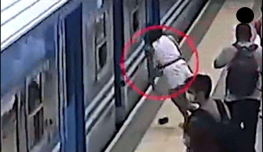 (VIDEO) Mujer en Argentina cae debajo de un vagón de tren en movimiento