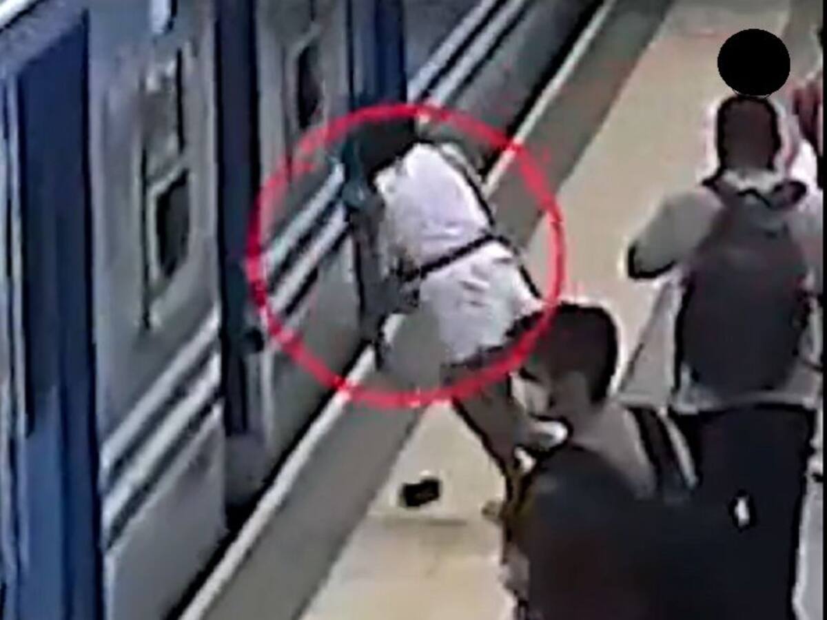 (VIDEO) Mujer en Argentina cae debajo de un vagón de tren en movimiento