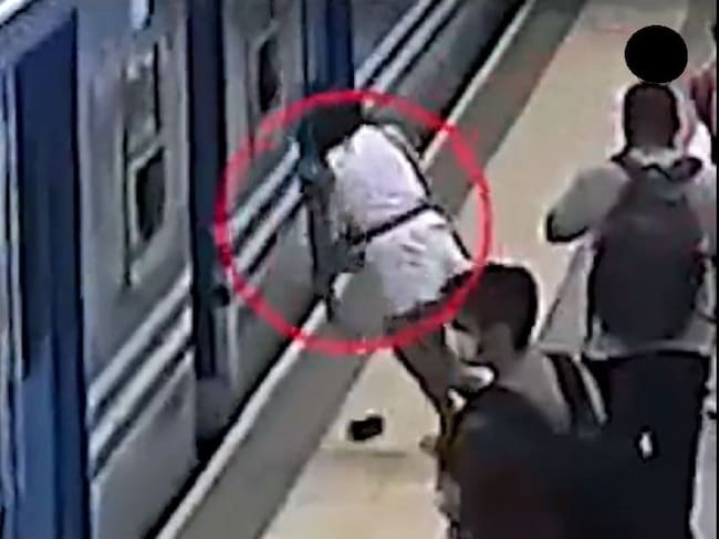 (VIDEO) Mujer en Argentina cae debajo de un vagón de tren en movimiento