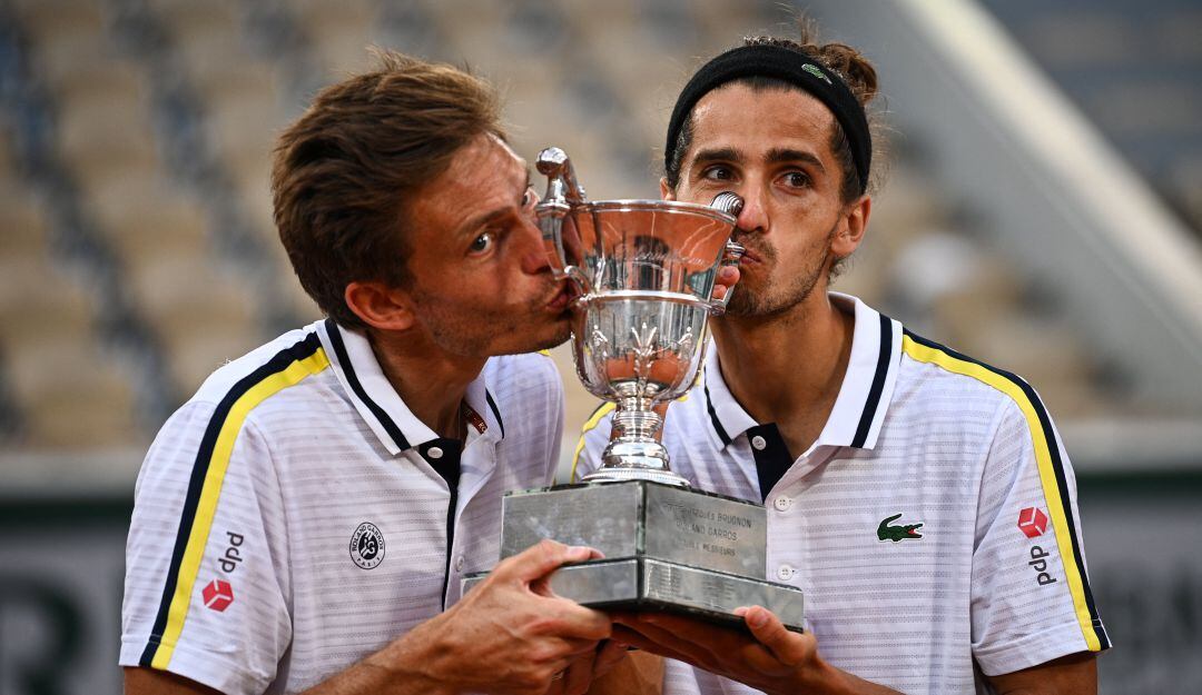 Mahut y Herbert festejan con el trofeo del torneo de dobles de Roland Garros.