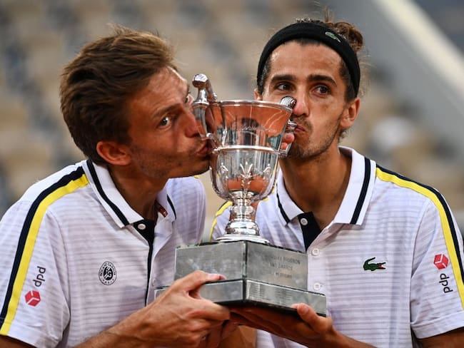 Mahut y Herbert festejan con el trofeo del torneo de dobles de Roland Garros.